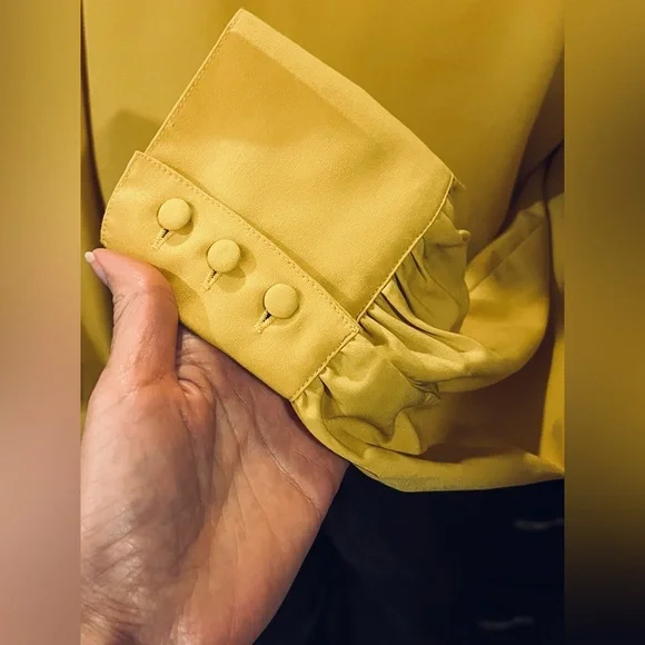 Vintage dressy/ formal/ professional blouse w/ tie neck & cuffs. Subtle yellow L - Picture 5 of 10